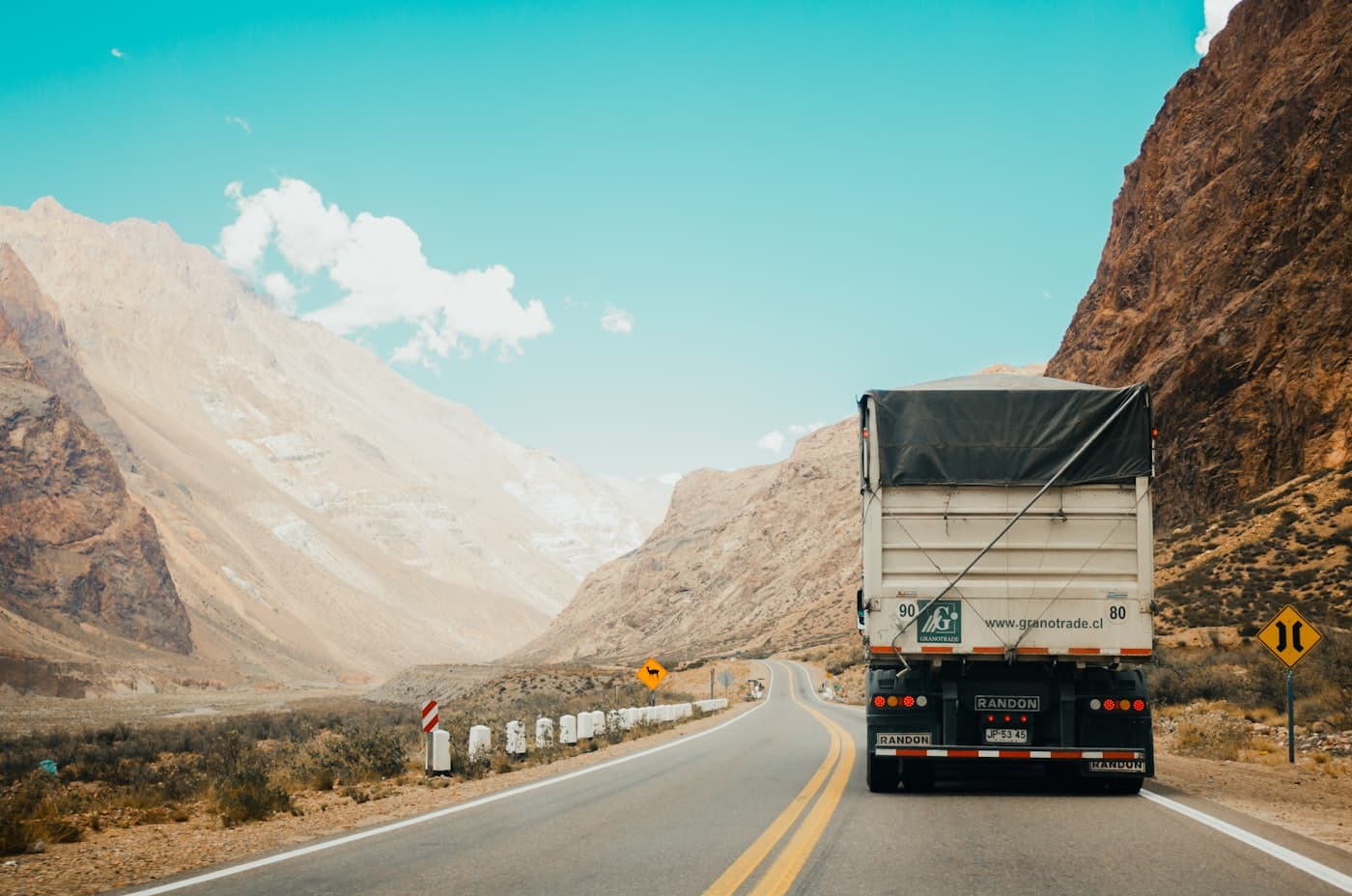 Maharashtra–Gujarat Transport Corridor: Routes, Cargo Types & Booking Tips